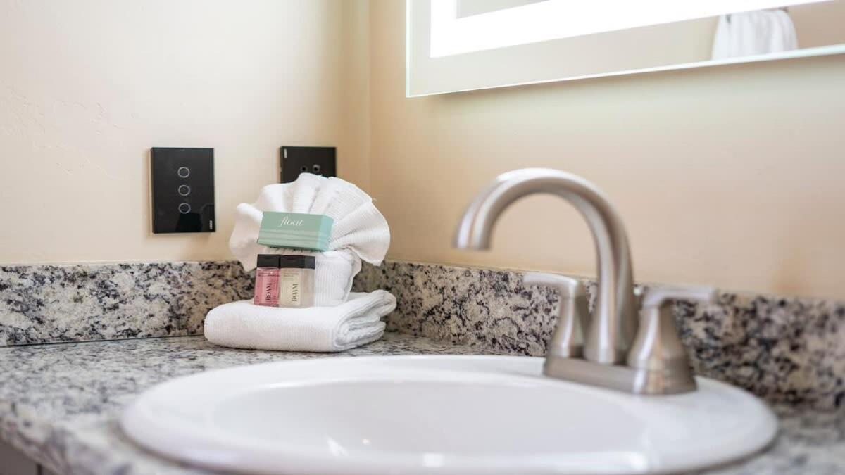Blumenhaus Sleeps 6 Full Kitchen Plus Hot Tub フレデリックスバーグ エクステリア 写真