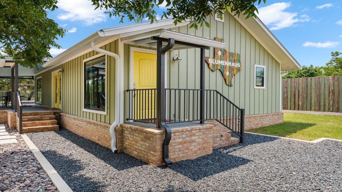 Blumenhaus Sleeps 6 Full Kitchen Plus Hot Tub フレデリックスバーグ エクステリア 写真