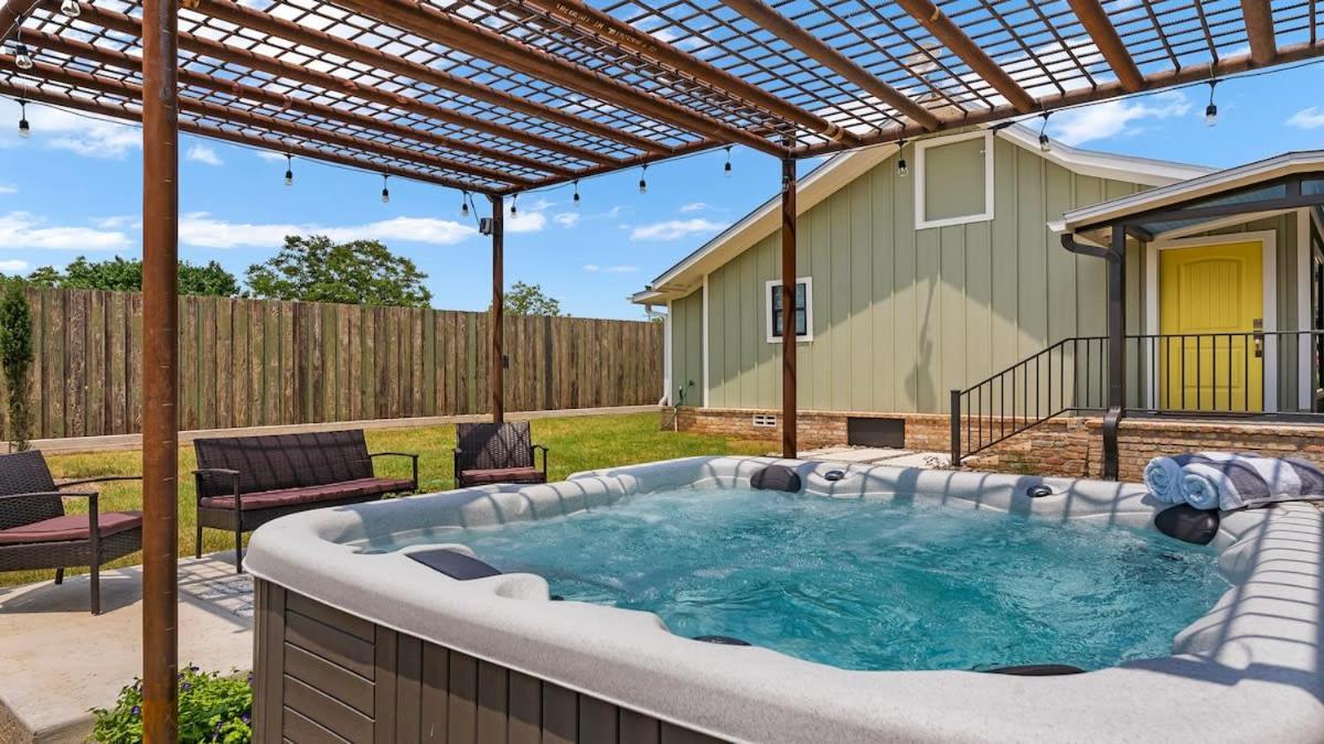 Blumenhaus Sleeps 6 Full Kitchen Plus Hot Tub フレデリックスバーグ エクステリア 写真