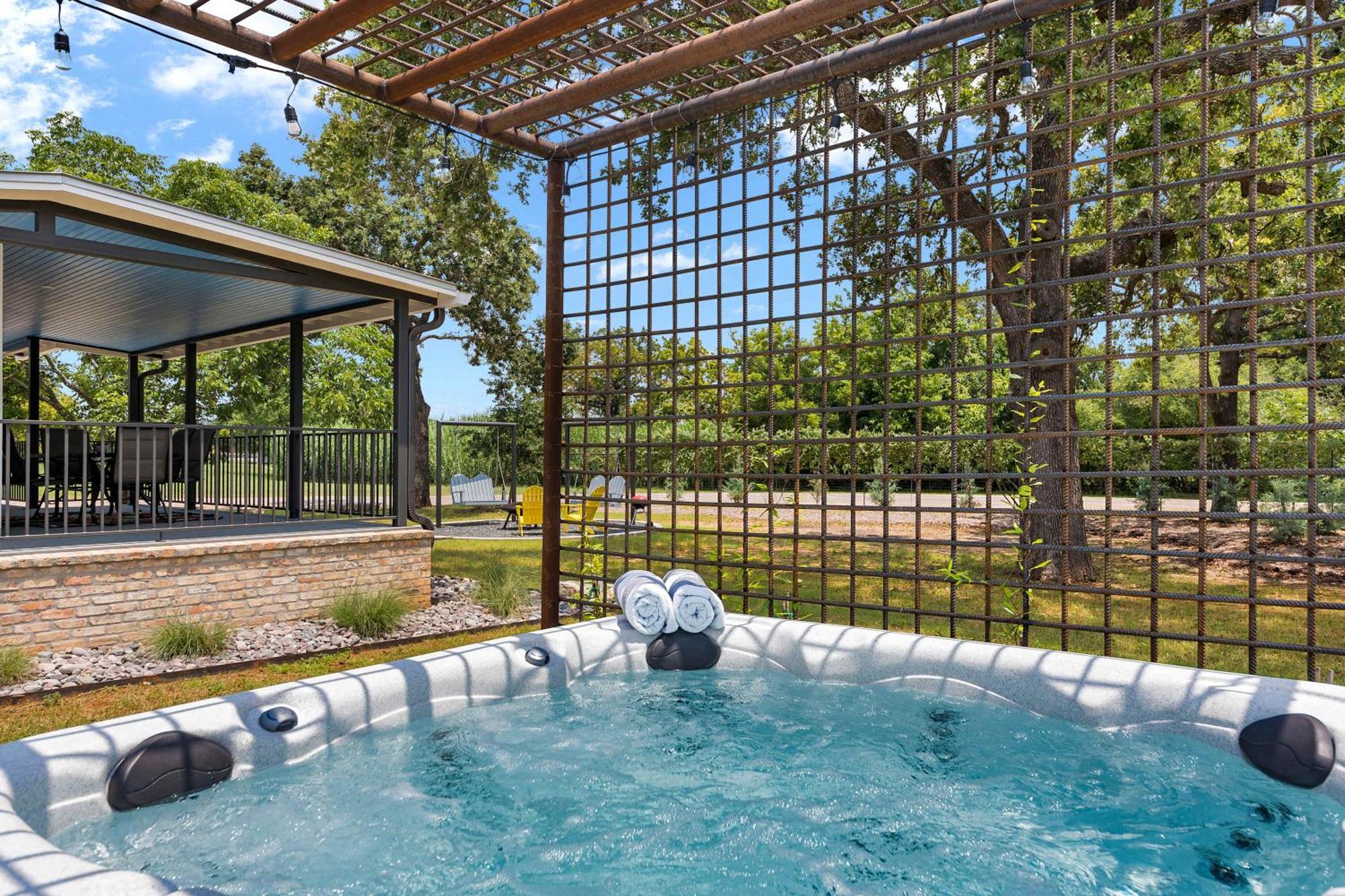 Blumenhaus Sleeps 6 Full Kitchen Plus Hot Tub フレデリックスバーグ エクステリア 写真