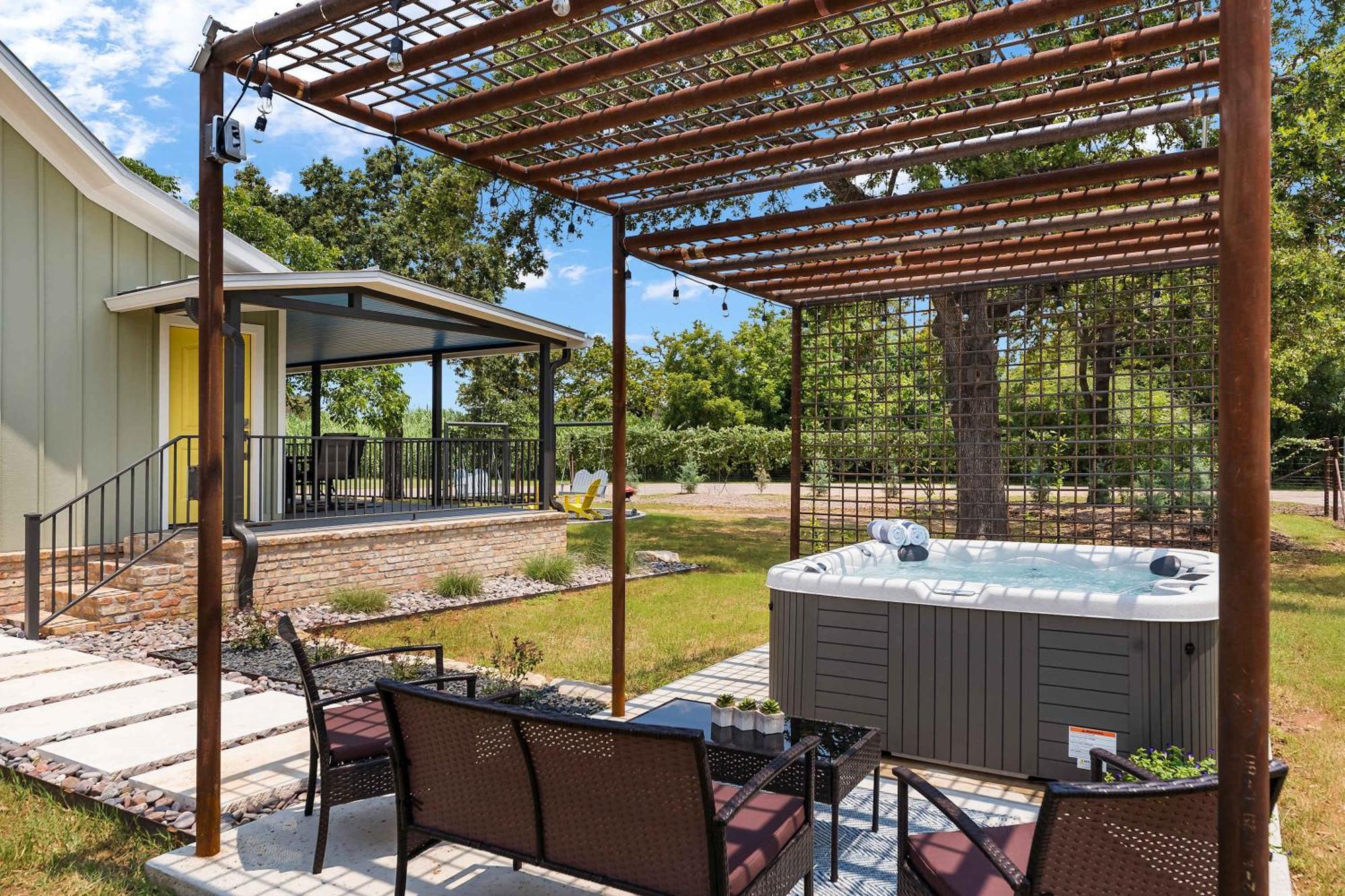 Blumenhaus Sleeps 6 Full Kitchen Plus Hot Tub フレデリックスバーグ エクステリア 写真